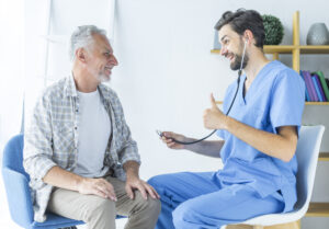 Médico explicando ao paciente se a cirurgia Holep causa impotência