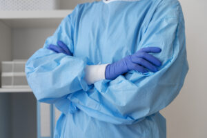 Médico com traje cirúrgico, para falar sobre os benefícios da cirurgia holep
