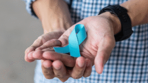 Homem com fita azul nas mãos, para falar sobre o que significa o PSA alterado