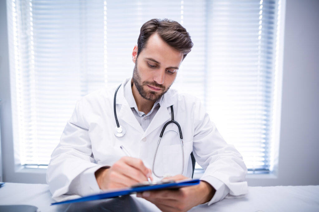 Médico estudando sobre a bexiga neurogênica.
